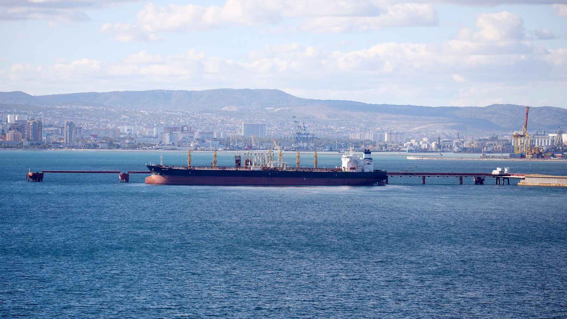 Танкер у нефтеналивного терминала перевалочного комплекса в Новороссийске Танкер у нефтеналивного терминала перевалочного комплекса в Новороссийске - РИА Новости, 1920, 19.04.2026