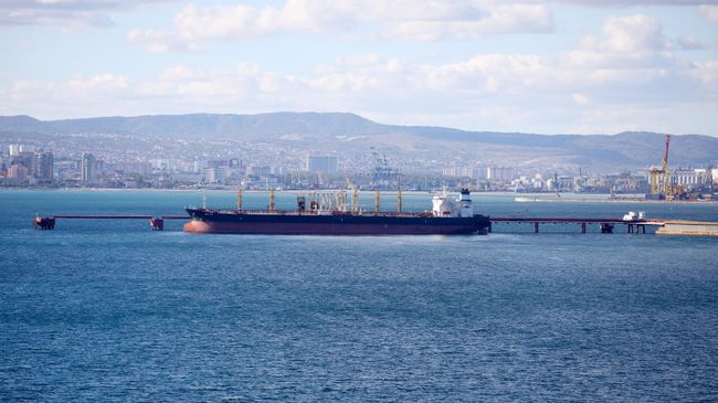 Танкер с нефтью