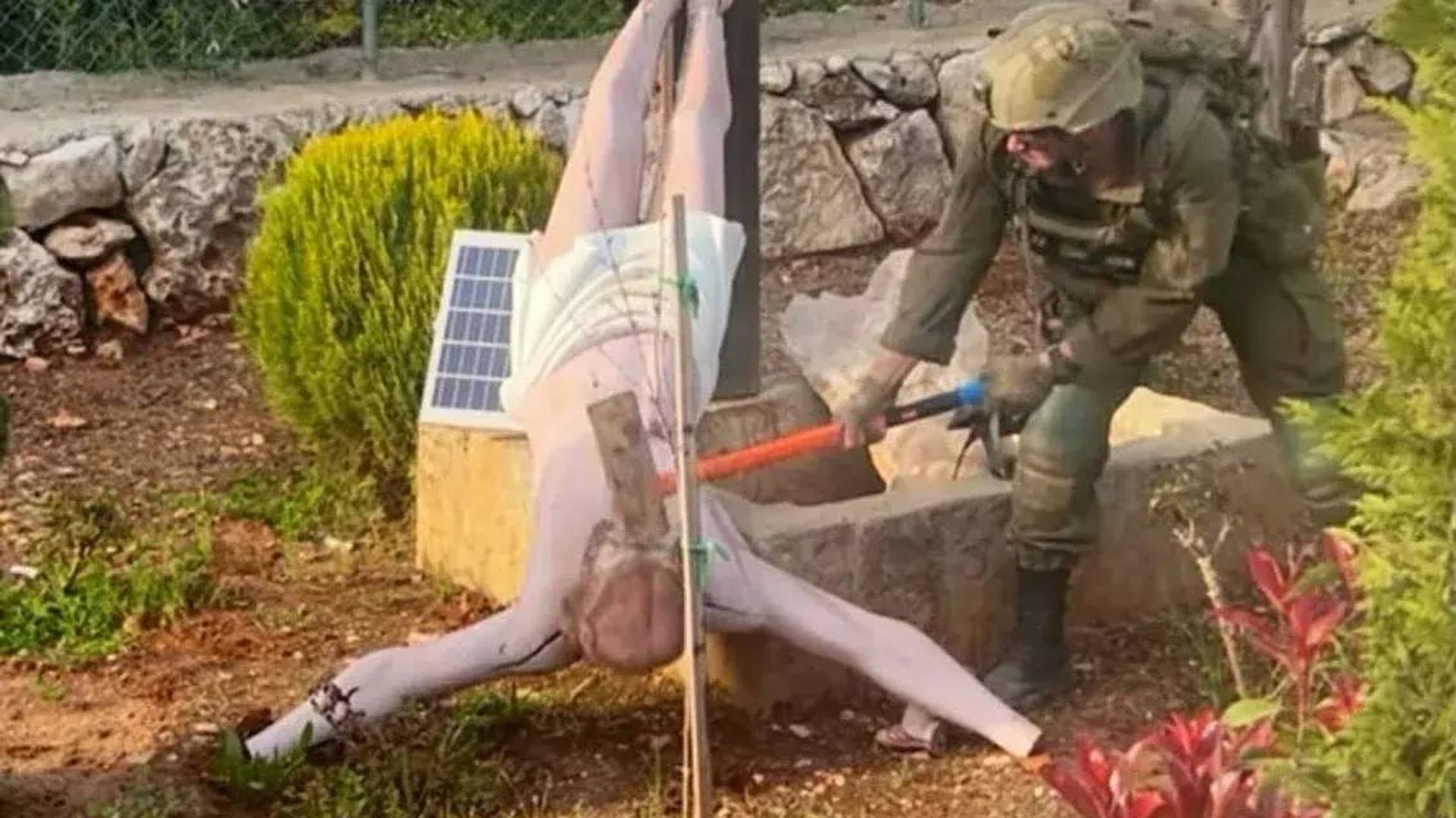 Израильский военный разбивает статую Иисуса Христа в Ливане Израильский военный разбивает статую Иисуса Христа в Ливане - РИА Новости, 1920, 20.04.2026