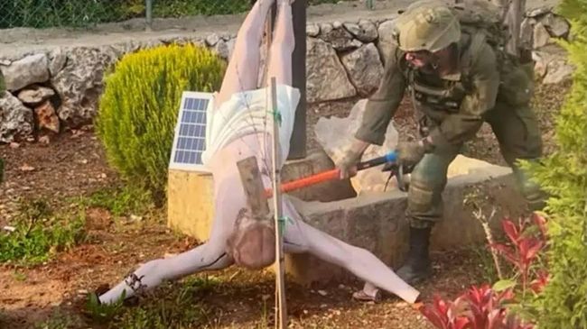 Израильский военный разбивает статую Иисуса Христа в Ливане