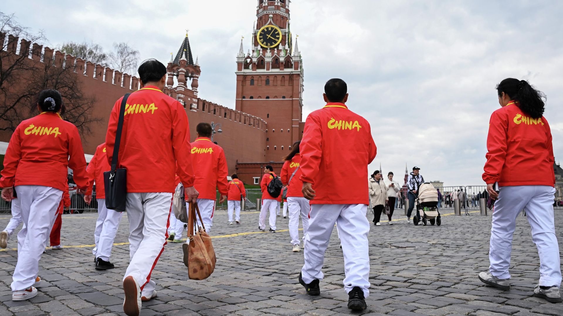 Туристы на Красной площади в Москве Туристы на Красной площади в Москве - РИА Новости, 1920, 28.07.2026
