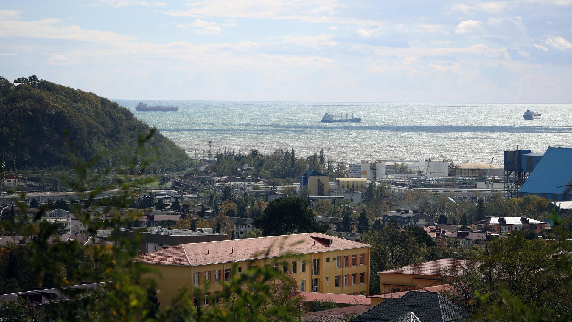 Баржи в Черном море у порта города Туапсе Баржи в Черном море у порта города Туапсе - РИА Новости, 1920, 20.04.2026
