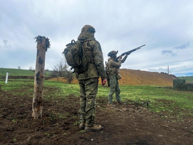 Боец стреляет по летящим тарелкам Боец стреляет по летящим тарелкам