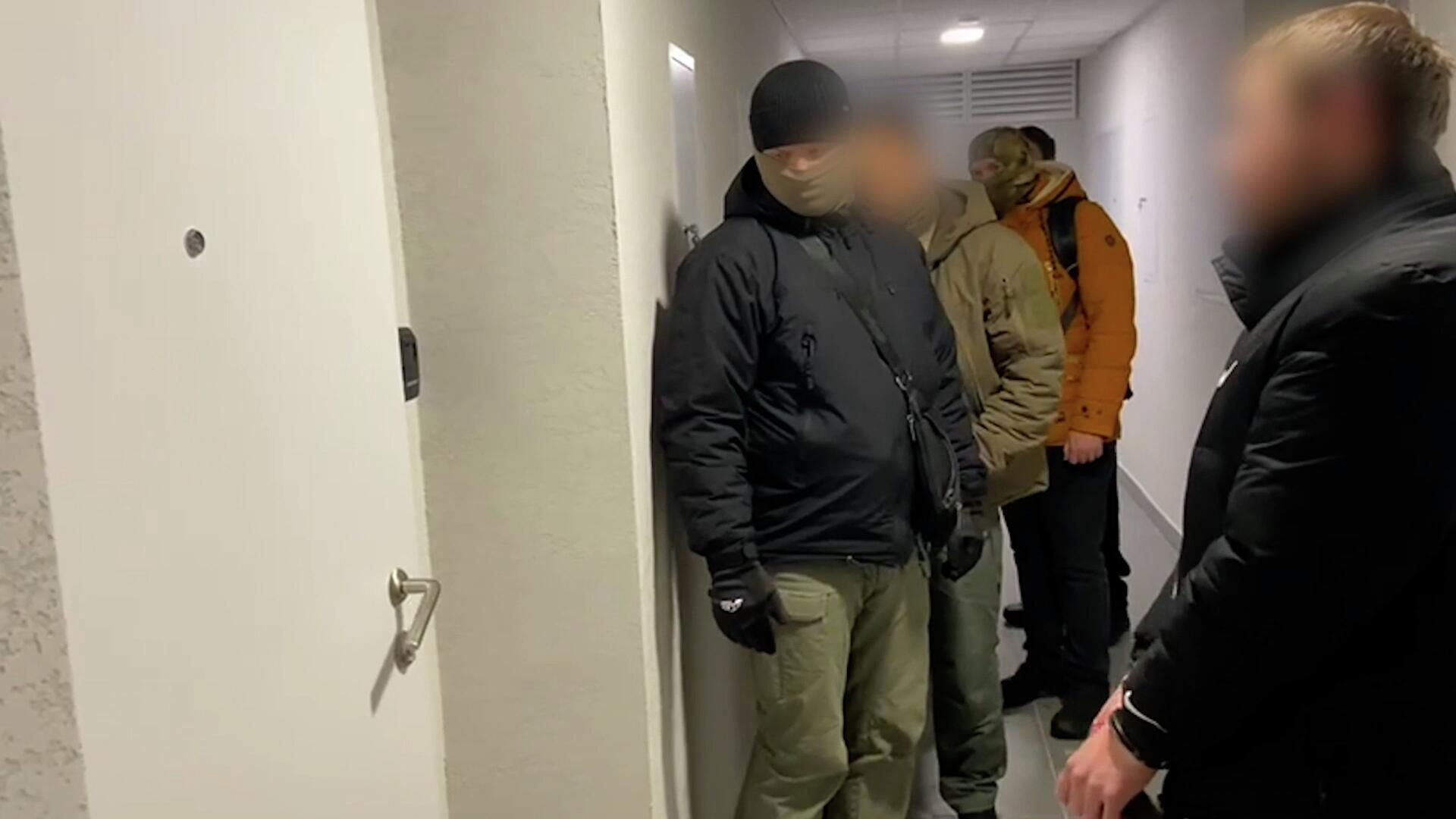 Кадры задержания причастных к работе сим-боксов Кадры задержания причастных к работе сим-боксов - РИА Новости, 1920, 21.04.2026