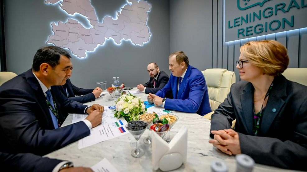 Губернатор Ленинградской области Александр Дрозденко и хоким Ферганской области Республики Узбекистан Хайфулло Бозаров подписали соглашение в ходе выставки ИННОПРОМ. Центральная Азия 2026 - РИА Новости, 1920, 21.04.2026