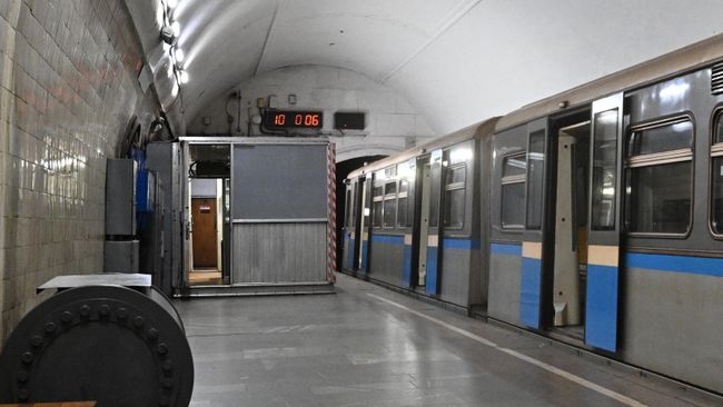 Пустой поезд на станции Московского метрополитена Чистые пруды