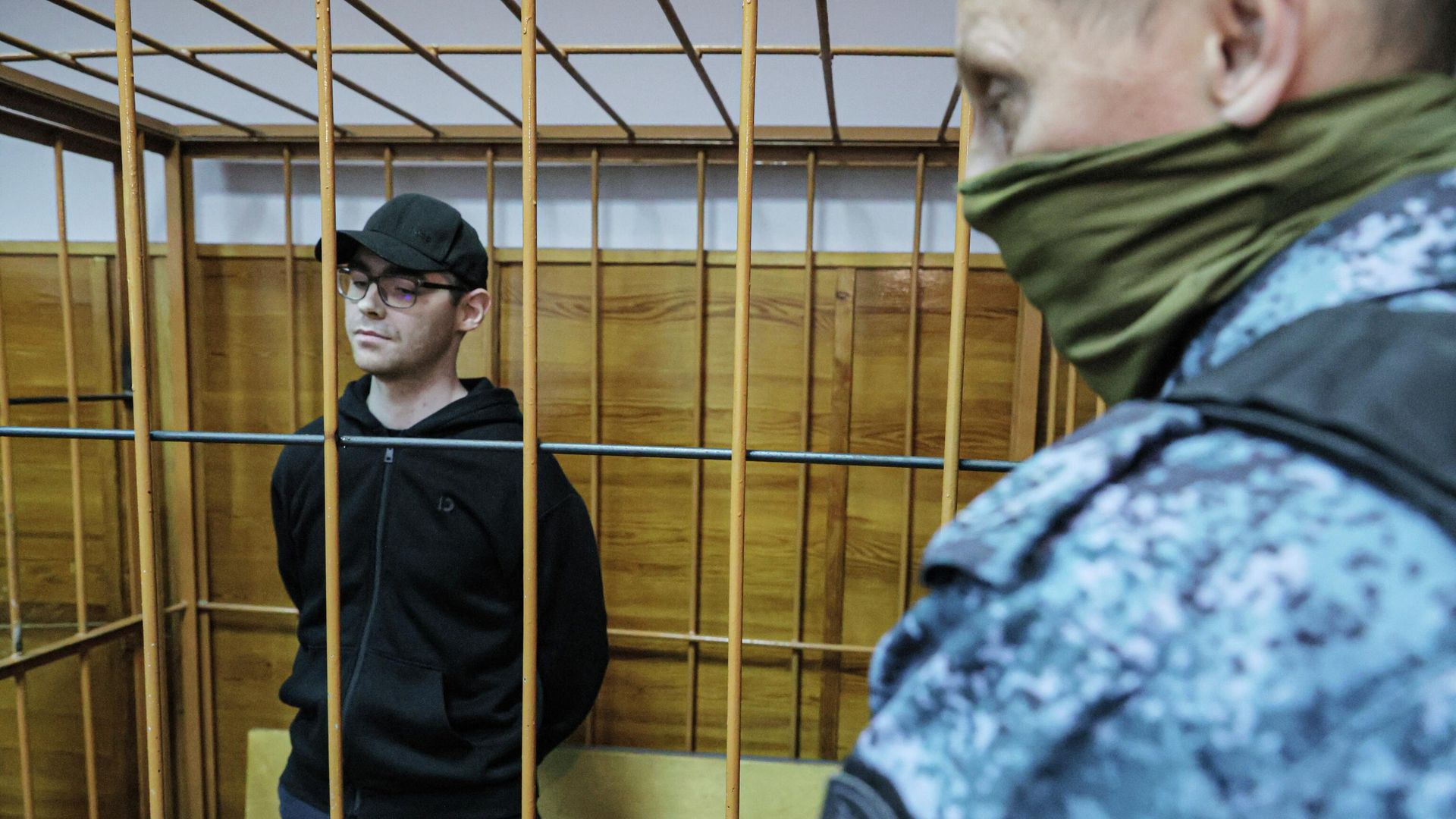Бывший редактора URA.RU Денис Аллаяров на оглашении приговора в Верх-Исетском районном суде Екатеринбурга. 21 апреля 2026 - РИА Новости, 1920, 21.04.2026