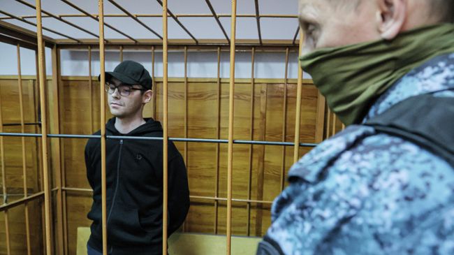 Бывший редактора URA.RU Денис Аллаяров на оглашении приговора в Верх-Исетском районном суде Екатеринбурга. 21 апреля 2026