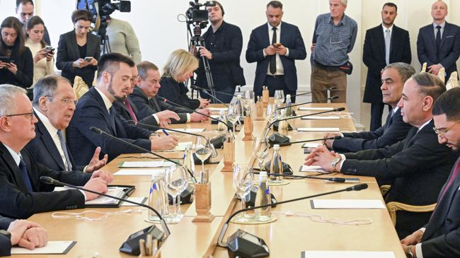 Министр иностранных дел РФ Сергей Лавров и исполняющий обязанности министра иностранных дел и международного сотрудничества правительства национального единства Ливии Тахер аль-Баур на встрече в Москве