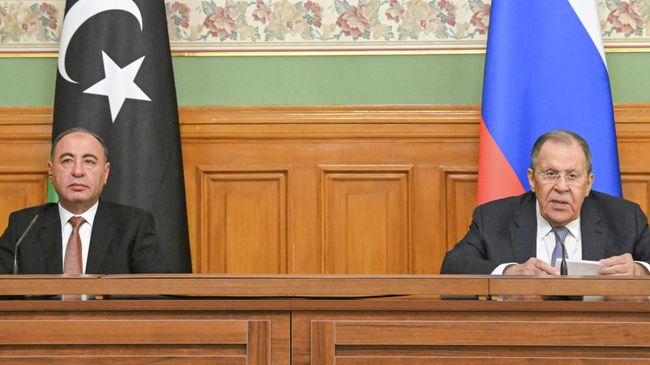 Министр иностранных дел РФ Сергей Лавров и исполняющий обязанности министра иностранных дел и международного сотрудничества правительства национального единства Ливии Тахер аль-Баур во время пресс-конференции. 21 апреля 2026