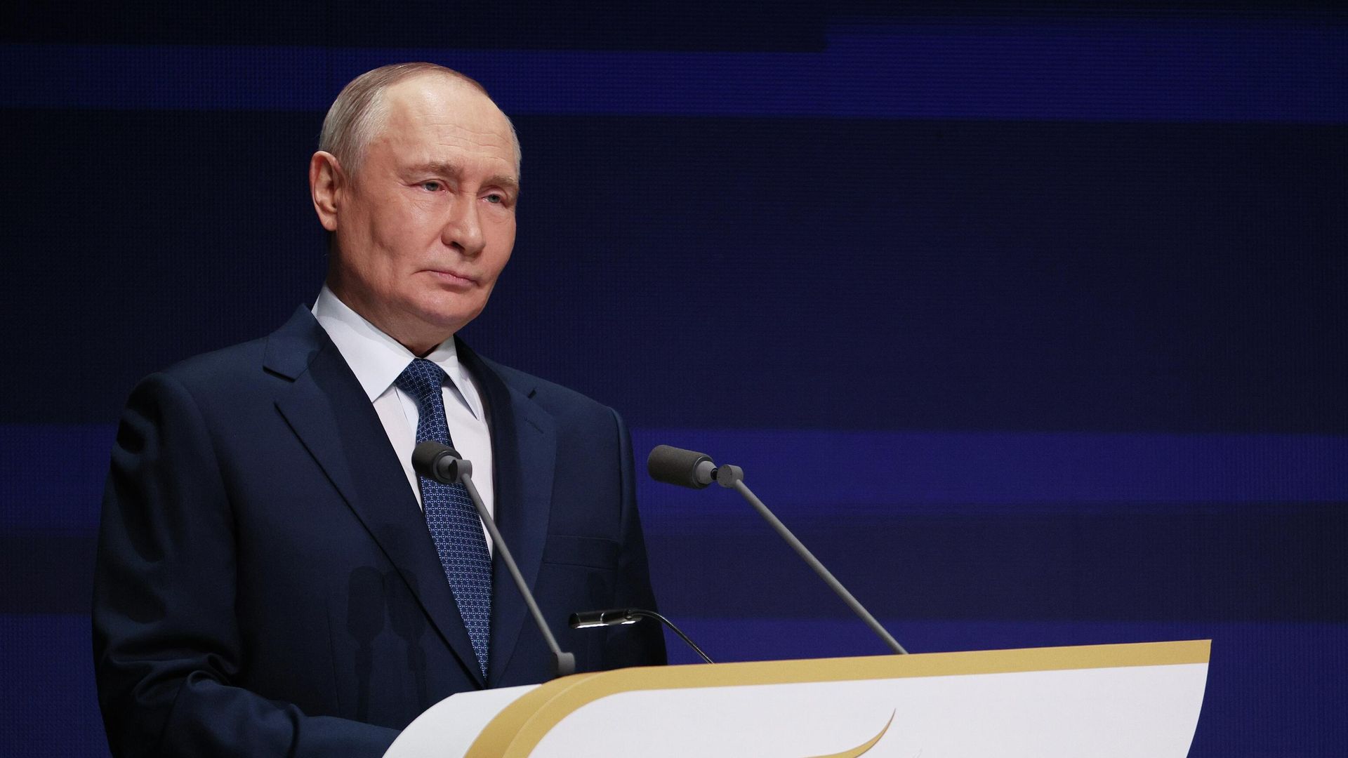 Президент РФ Владимир Путин выступает на церемонии награждения победителей III Всероссийской муниципальной премии Служение - РИА Новости, 1920, 21.04.2026