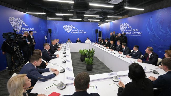 Президент РФ Владимир Путин проводит встречу с главами муниципальных образований