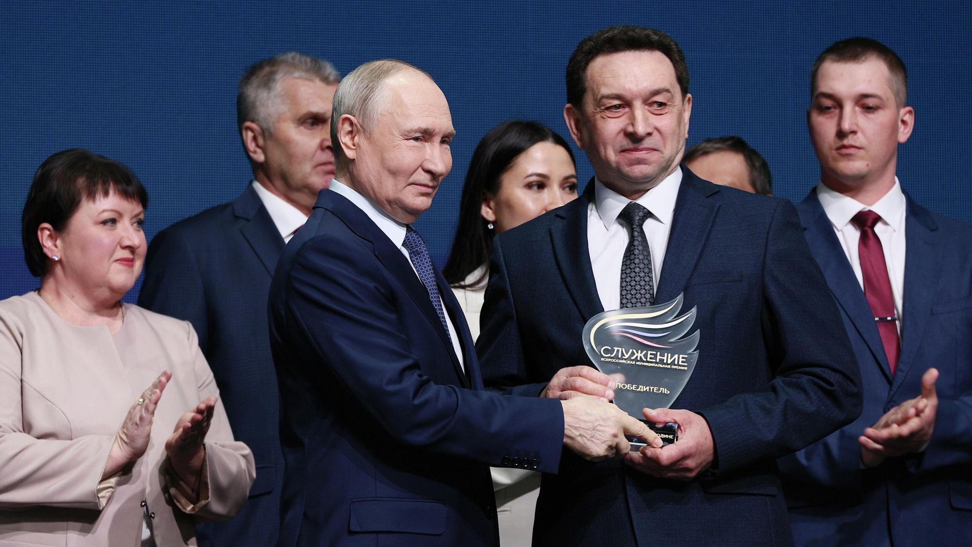 Президент РФ Владимир Путин вручает приз в номинации Мужество и героизм - на благо служения Родине директору Серпейской средней школы, депутату Думы Мещовского муниципального округа Калужской области Евгению Филонову на церемонии награждения победителей III Всероссийской муниципальной премии Служение. 21 апреля 2026 Президент РФ Владимир Путин вручает приз в номинации Мужество и героизм - на благо служения Родине директору Серпейской средней школы, депутату Думы Мещовского муниципального округа Калужской области Евгению Филонову на церемонии награждения победителей III Всероссийской муниципальной премии Служение. 21 апреля 2026 - РИА Новости, 1920, 21.04.2026