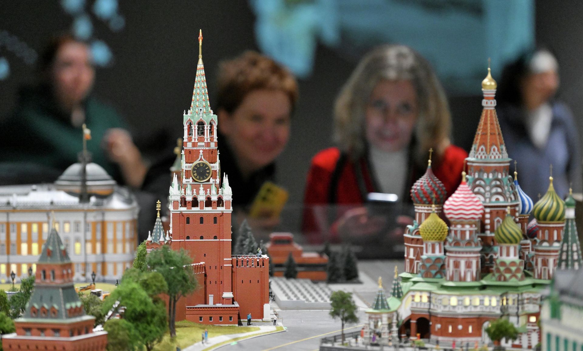 Посетители на открытии интерактивного музея Шоу-макет Моя Россия в павильоне № 33 на ВДНХ в Москве - РИА Новости, 1920, 21.04.2026