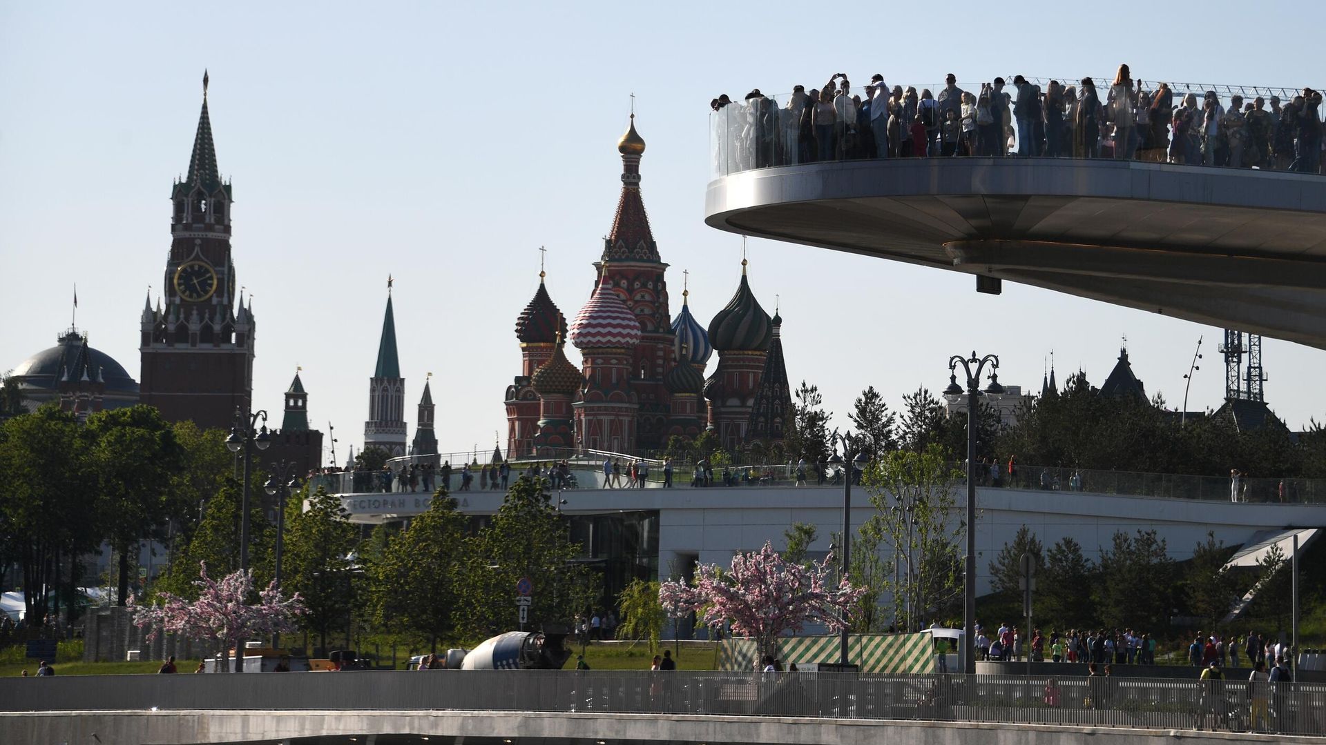 Посетители на Парящем мосту в природно-ландшафтном парке Зарядье в Москве - РИА Новости, 1920, 10.05.2026