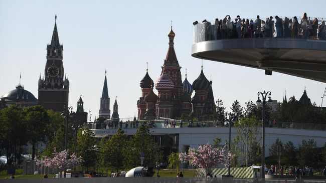 Посетители на Парящем мосту в природно-ландшафтном парке Зарядье в Москве