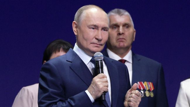 Президент РФ Владимир Путин выступает на церемонии награждения победителей III Всероссийской муниципальной премии Служение. На втором плане: глава Беловского района, председатель ассоциации Совет муниципальных образований Курской области Николай Волобуев