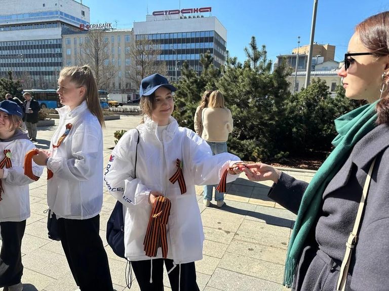 Волонтеры начали раздавать георгиевские ленточки на Зубовском бульваре в Москве Волонтеры начали раздавать георгиевские ленточки на Зубовском бульваре в Москве