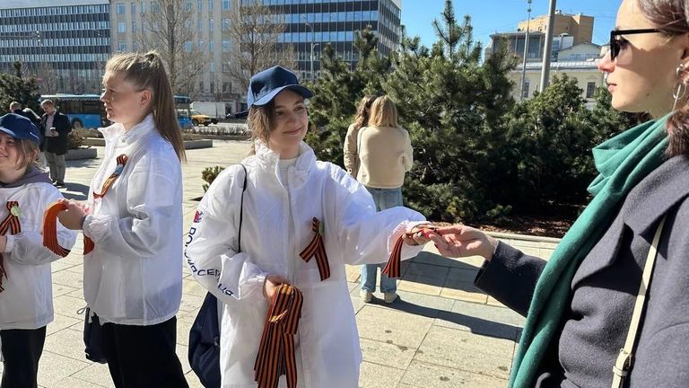 Волонтеры начали раздавать георгиевские ленточки на Зубовском бульваре в Москве Волонтеры начали раздавать георгиевские ленточки на Зубовском бульваре в Москве