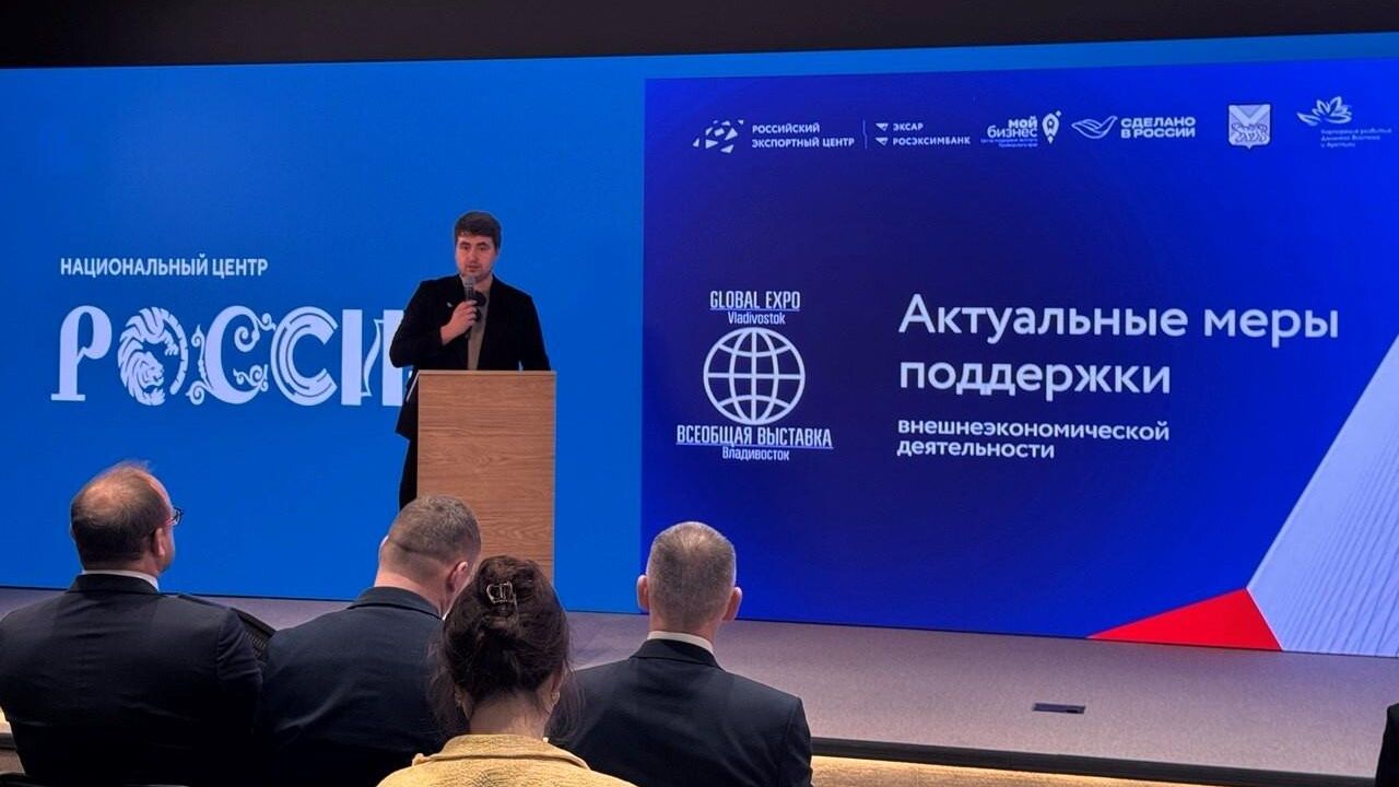 Руководитель представительства РЭЦ во Владивостоке Денис Дробот на GLOBAL EXPO 2026 - РИА Новости, 1920, 22.04.2026