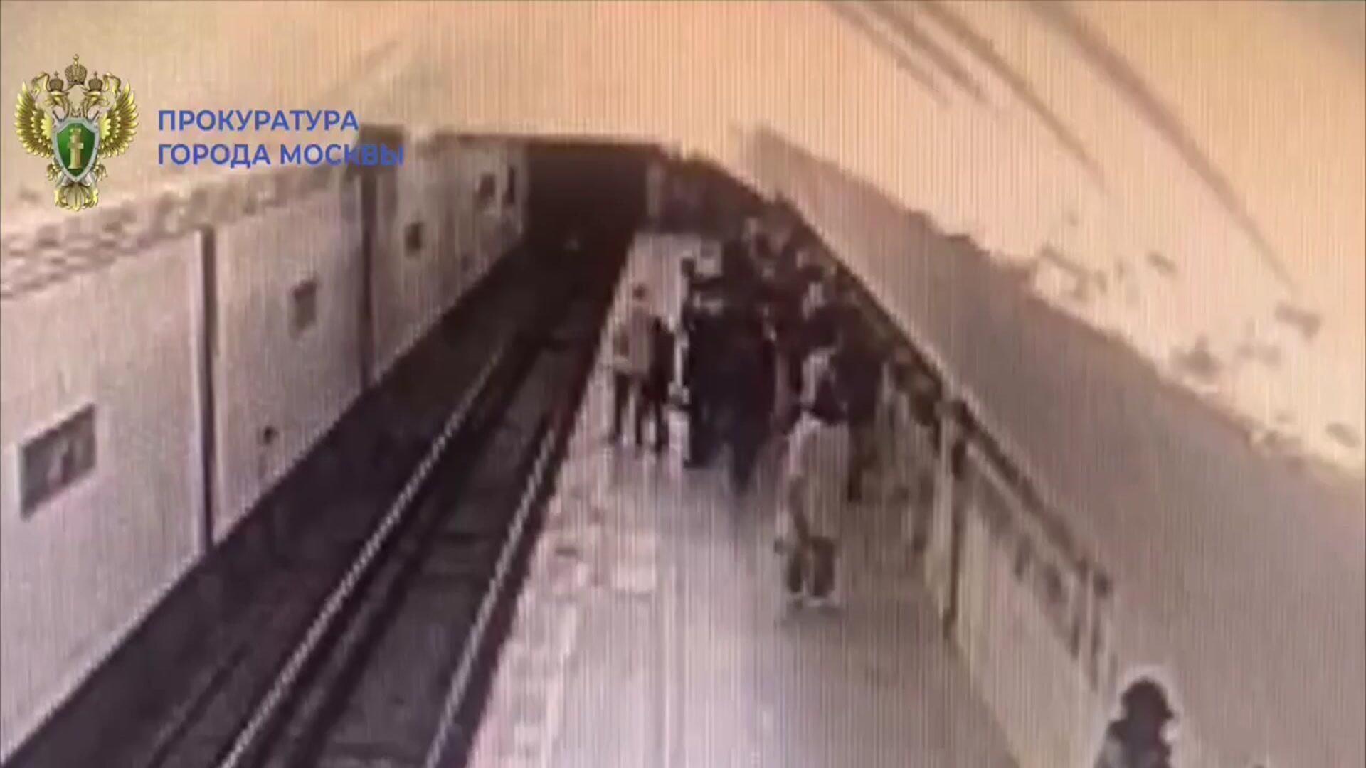 Женщина толкает девочку на пути в метро Женщина толкает девочку на пути в метро - РИА Новости, 1920, 22.04.2026