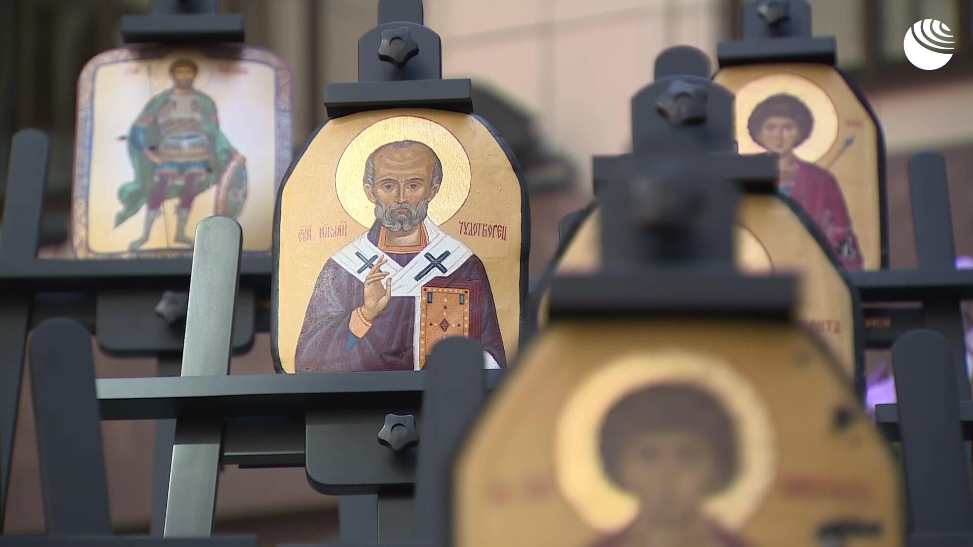 Выставка икон, написанных студентами на бронелистах, спасших бойцов в зоне СВО. Выступление Захаровой Выставка икон, написанных студентами на бронелистах, спасших бойцов в зоне СВО. Выступление Захаровой - РИА Новости, 1920, 22.04.2026