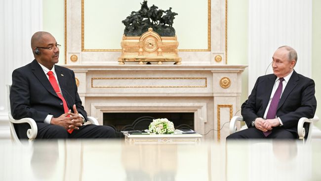 Президент РФ Владимир Путин и президент Сейшельских островов Патрик Эрмини во время встречи в Кремле. 22 апреля 2026