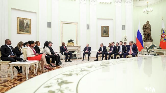 Президент РФ Владимир Путин и президент Сейшельских островов Патрик Эрмини во время встречи в Кремле. 22 апреля 2026