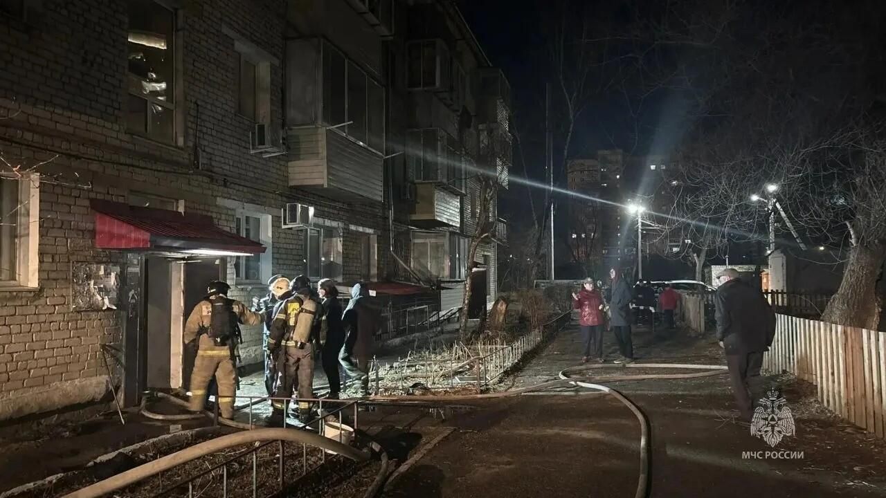 Сотрудники МЧС возле жилого дома в Благовещенске, где произошел пожар Сотрудники МЧС возле жилого дома в Благовещенске, где произошел пожар - РИА Новости, 1920, 22.04.2026