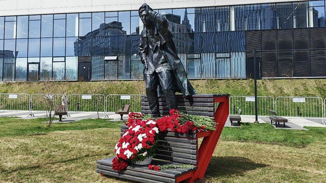 Монумент Юрию Никулину установили у стадиона Динамо