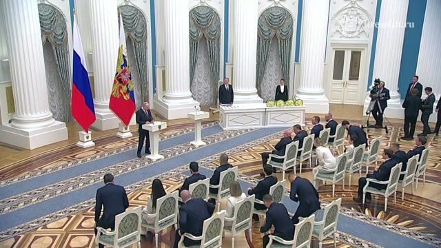 Вручение наград и шампанское: встреча Путина с российскими боксерами в Кремле Вручение наград и шампанское: встреча Путина с российскими боксерами в Кремле - РИА Новости, 1920, 22.04.2026