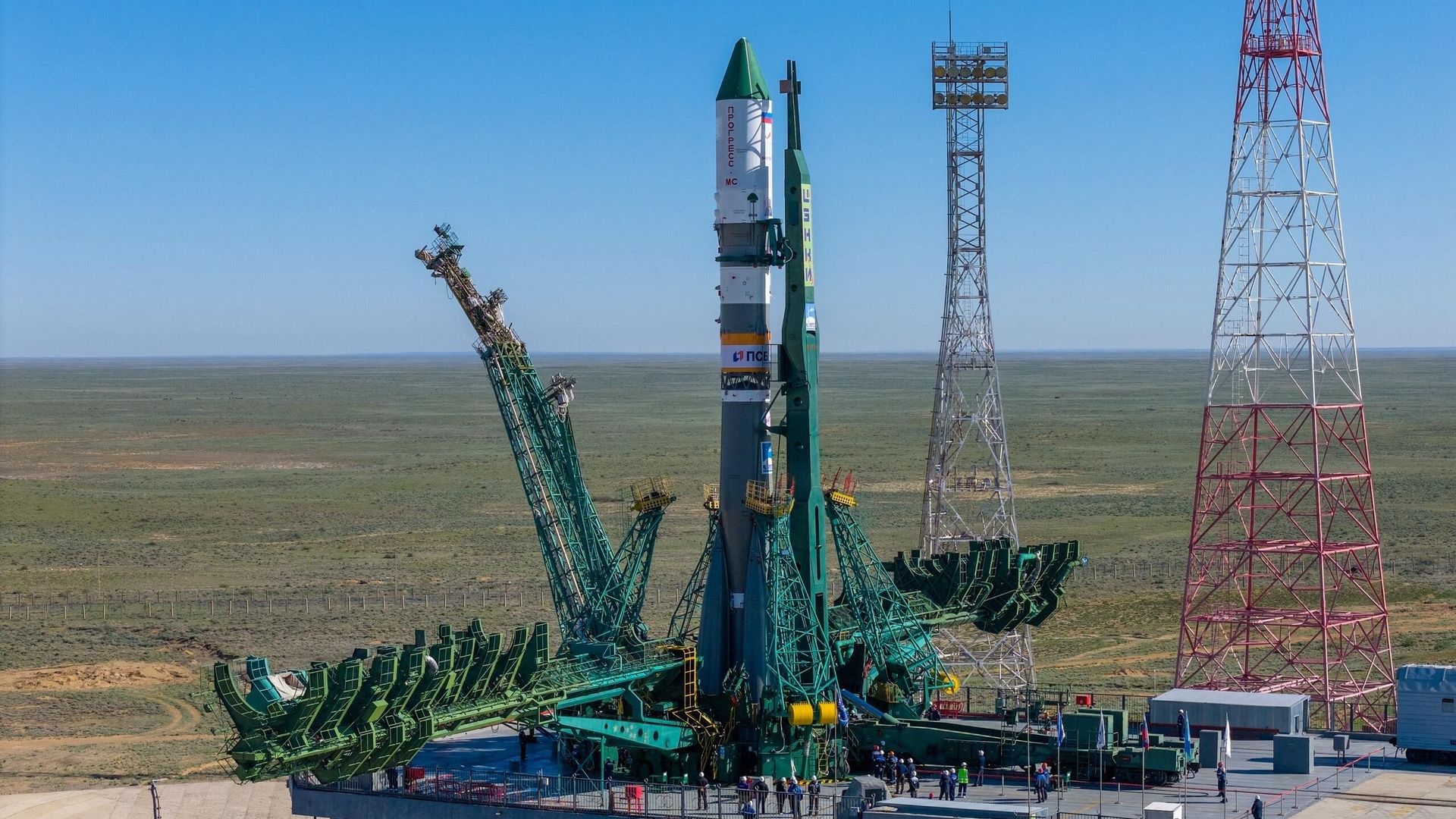 Ракета-носитель Союз-2.1а с грузовым кораблем Прогресс МС-34 во время установки на стартовый комплекс космодрома Байконур Ракета-носитель Союз-2.1а с грузовым кораблем Прогресс МС-34 во время установки на стартовый комплекс космодрома Байконур - РИА Новости, 1920, 23.04.2026