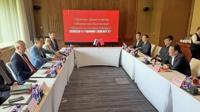 Губернатор Калужской области Владислав Шапша во время встречи с членом Китайской инженерной академии, главным научным сотрудником China National Building Material Group (CNBM), президентом научно-исследовательского института стекольной промышленности CNBM, председателем консультативного комитета Международной комиссии по стеклу (ICG) Пэн Шоу