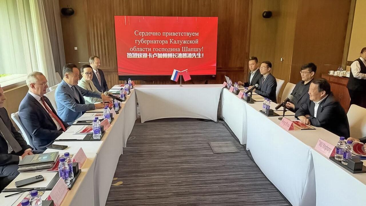 Губернатор Калужской области Владислав Шапша во время встречи с членом Китайской инженерной академии, главным научным сотрудником China National Building Material Group (CNBM), президентом научно-исследовательского института стекольной промышленности CNBM, председателем консультативного комитета Международной комиссии по стеклу (ICG) Пэн Шоу Губернатор Калужской области Владислав Шапша во время встречи с членом Китайской инженерной академии, главным научным сотрудником China National Building Material Group (CNBM), президентом научно-исследовательского института стекольной промышленности CNBM, председателем консультативного комитета Международной комиссии по стеклу (ICG) Пэн Шоу - РИА Новости, 1920, 23.04.2026