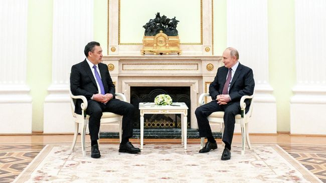 Владимир Путин и Садыр Жапаров Владимир Путин и Садыр Жапаров