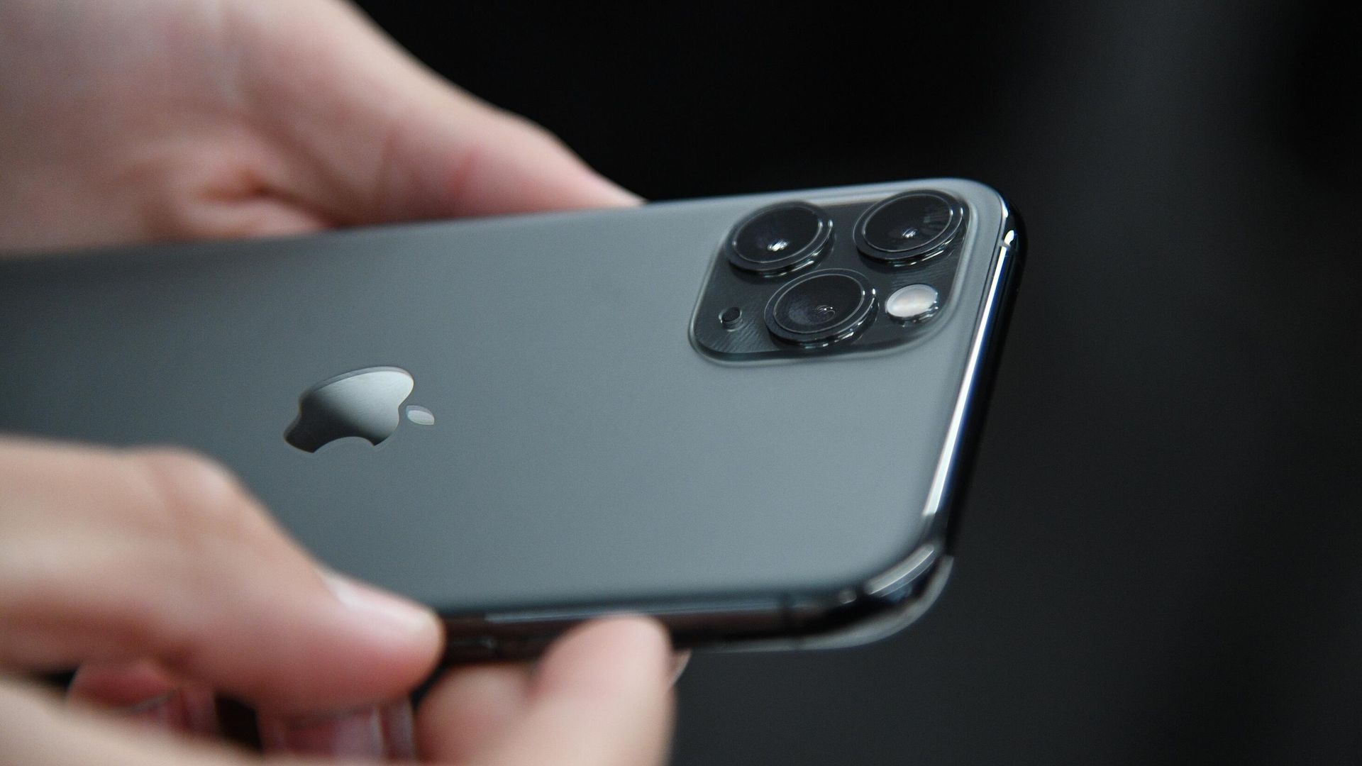 Смартфон компании Apple Смартфон компании Apple - РИА Новости, 1920, 31.08.2026