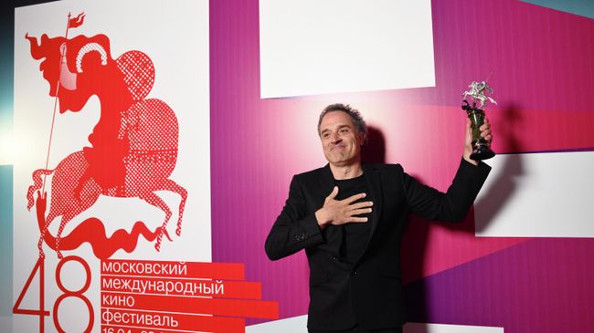 Режиссёр Даниэль Гусман, получивший специальный приз жюри за фильм Воздаяние, на церемонии закрытия 48-го ММКФ