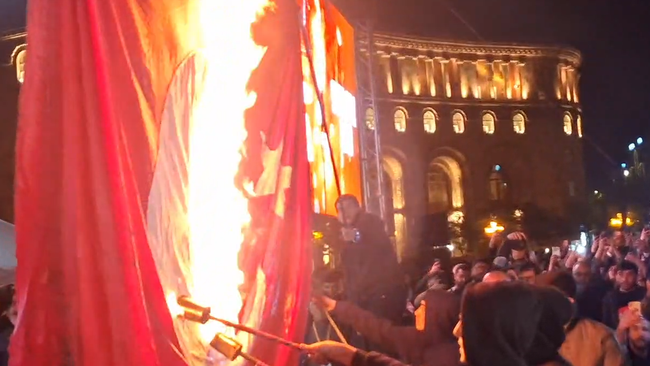 Cожжение флага Турции в Ереване. Кадр видео