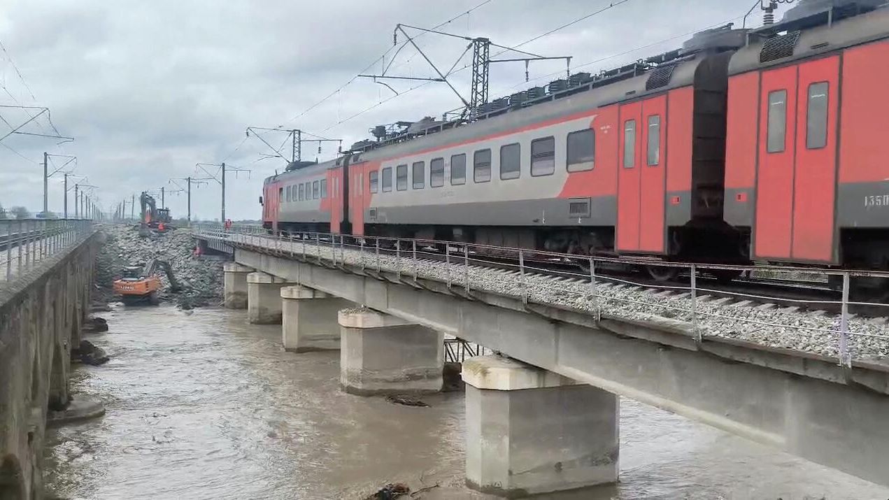 Движение поезда по железнодорожному мосту в Дагестане Движение поезда по железнодорожному мосту в Дагестане - РИА Новости, 1920, 16.07.2026