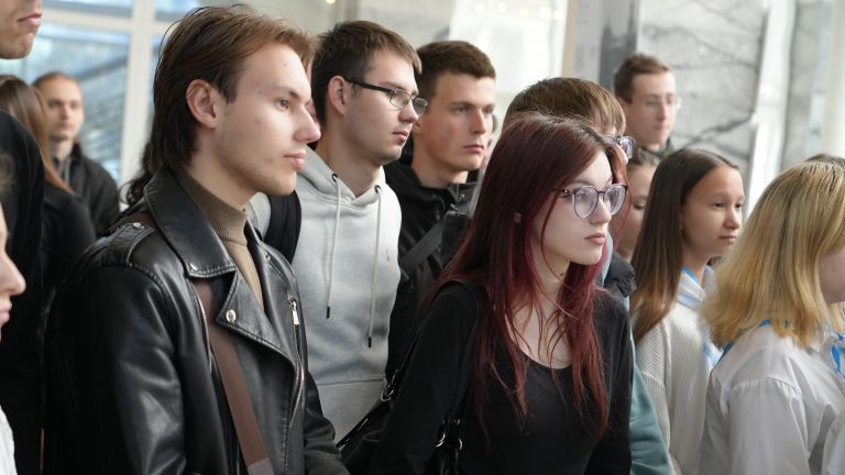 Студенты Луганского Государственного университета имени Владимира Даля осматривают фотовыставку Первые среди звезд