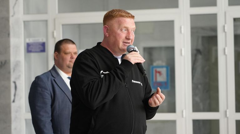 Председатель Комитета Народного Совета ЛНР по аграрной политике, природопользованию и земельным отношениям Василий Леонов обращается с приветственным словом на открытии Первые среди звезд