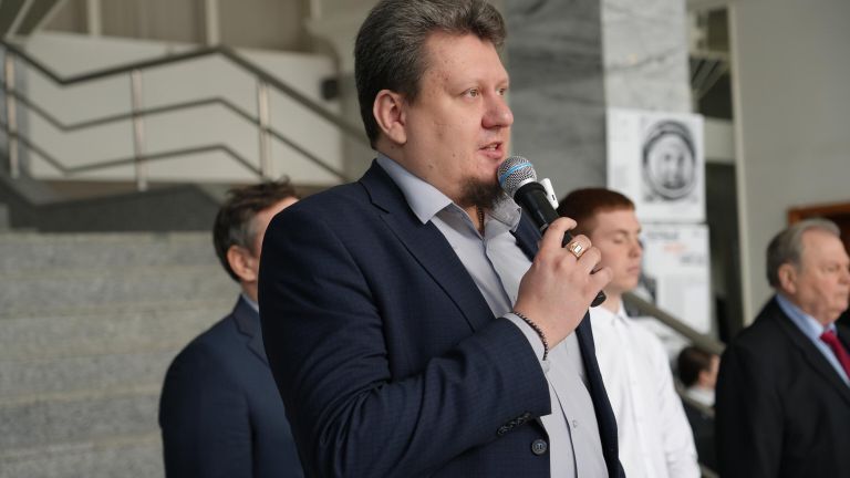Председатель Общественной палаты ЛНР обращается с приветственным словом на открытии Первые среди звезд
