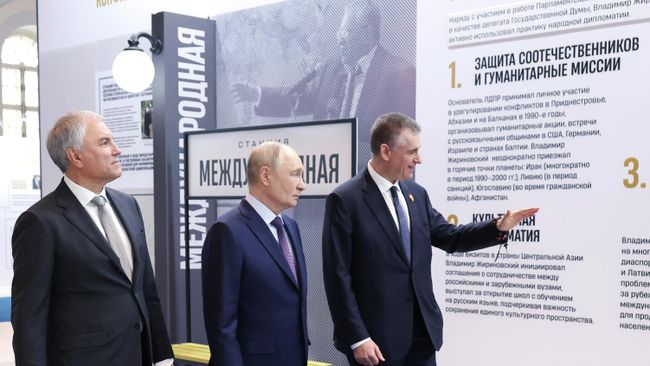 Президент РФ Владимир Путин посещает выставку в Манеже, посвященную 80-летию со дня рождения политика, основателя ЛДПР Владимира Жириновского