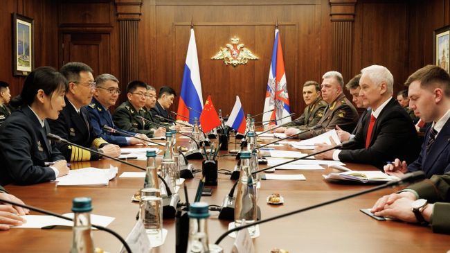 Министр обороны РФ Андрей Белоусов и министр обороны Китая Дун Цзюнь на встрече в Москве. 24 апреля 2026