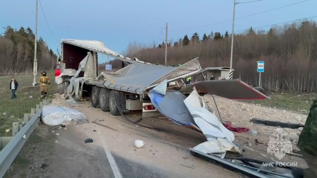 ДТП с участием автобуса и фуры в Ленинградской области
