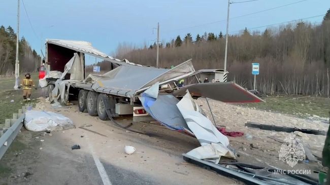 Последствия ДТП с участием автобуса и фуры в Ленинградской области
