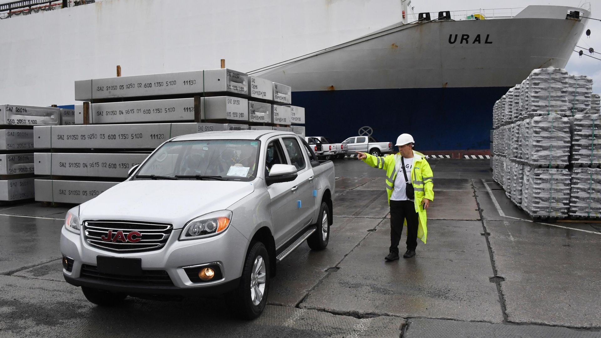 Разгрузка автомобиля JAC, прибывшего грузовым судном из Китая - РИА Новости, 1920, 13.05.2026