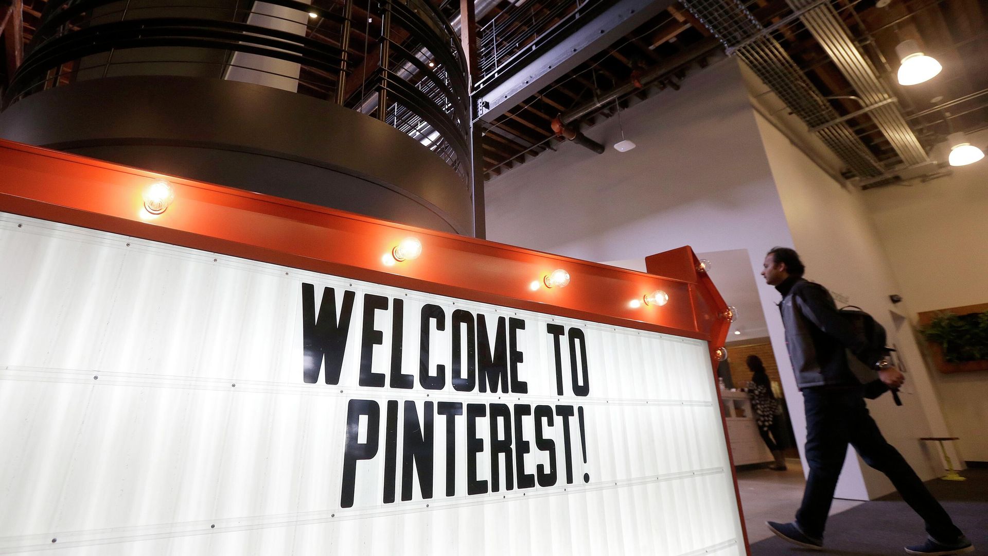 Вывеска в офисе Pinterest в Сан-Франциско Вывеска в офисе Pinterest в Сан-Франциско - РИА Новости, 1920, 26.06.2026