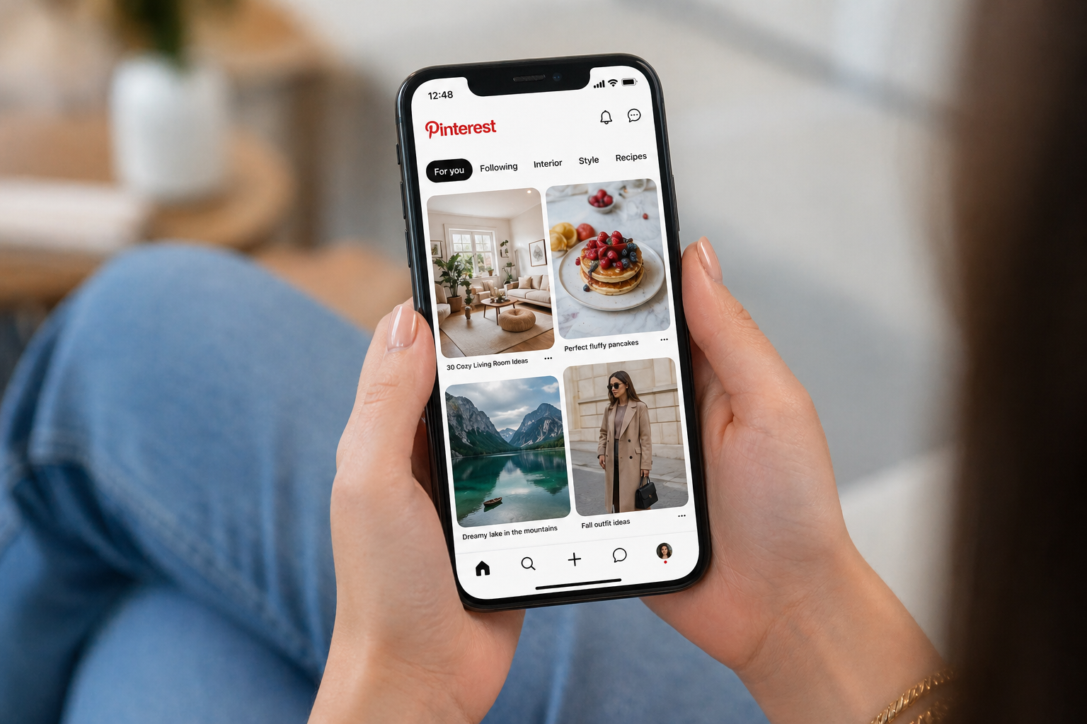 Девушка просматривает Pinterest Девушка просматривает Pinterest - РИА Новости, 1920, 26.04.2026