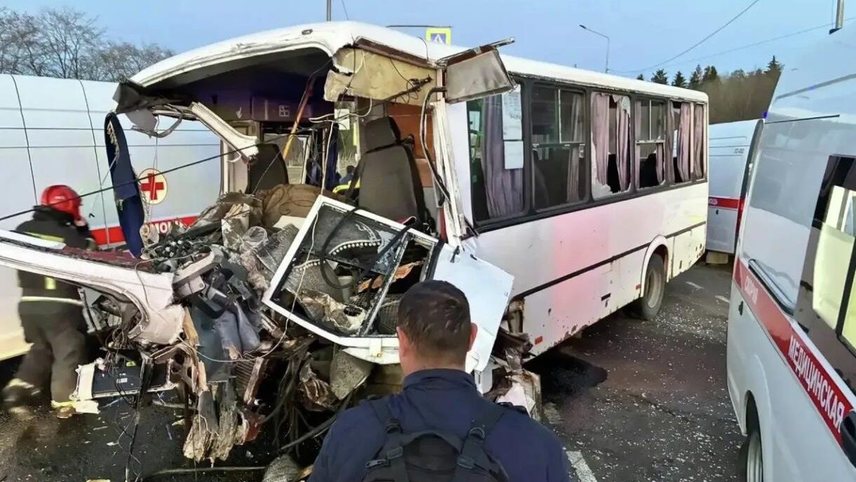 Последствия ДТП с участием автобуса на территории Сяськелевского сельского поселения в Ленинградской области Последствия ДТП с участием автобуса на территории Сяськелевского сельского поселения в Ленинградской области - РИА Новости, 1920, 25.04.2026